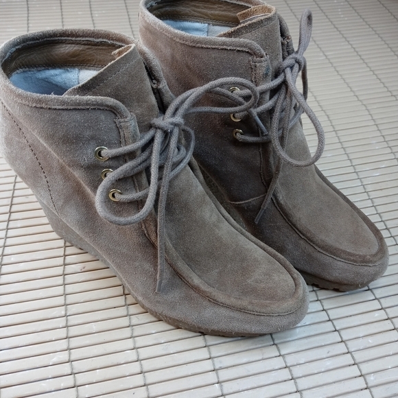 Michael Kors women's sz 10M. 4" wedge heel ankle boots. Brown leather lace. Grea - Picture 2 of 10